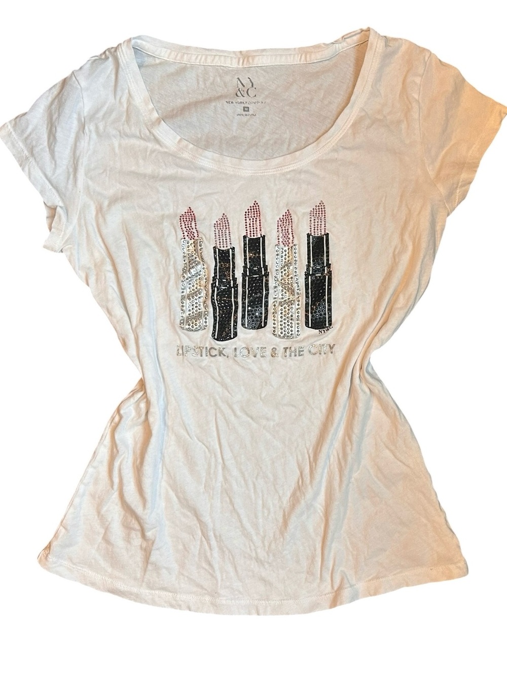Y2K white graphic tee with rhinestone lipstick design